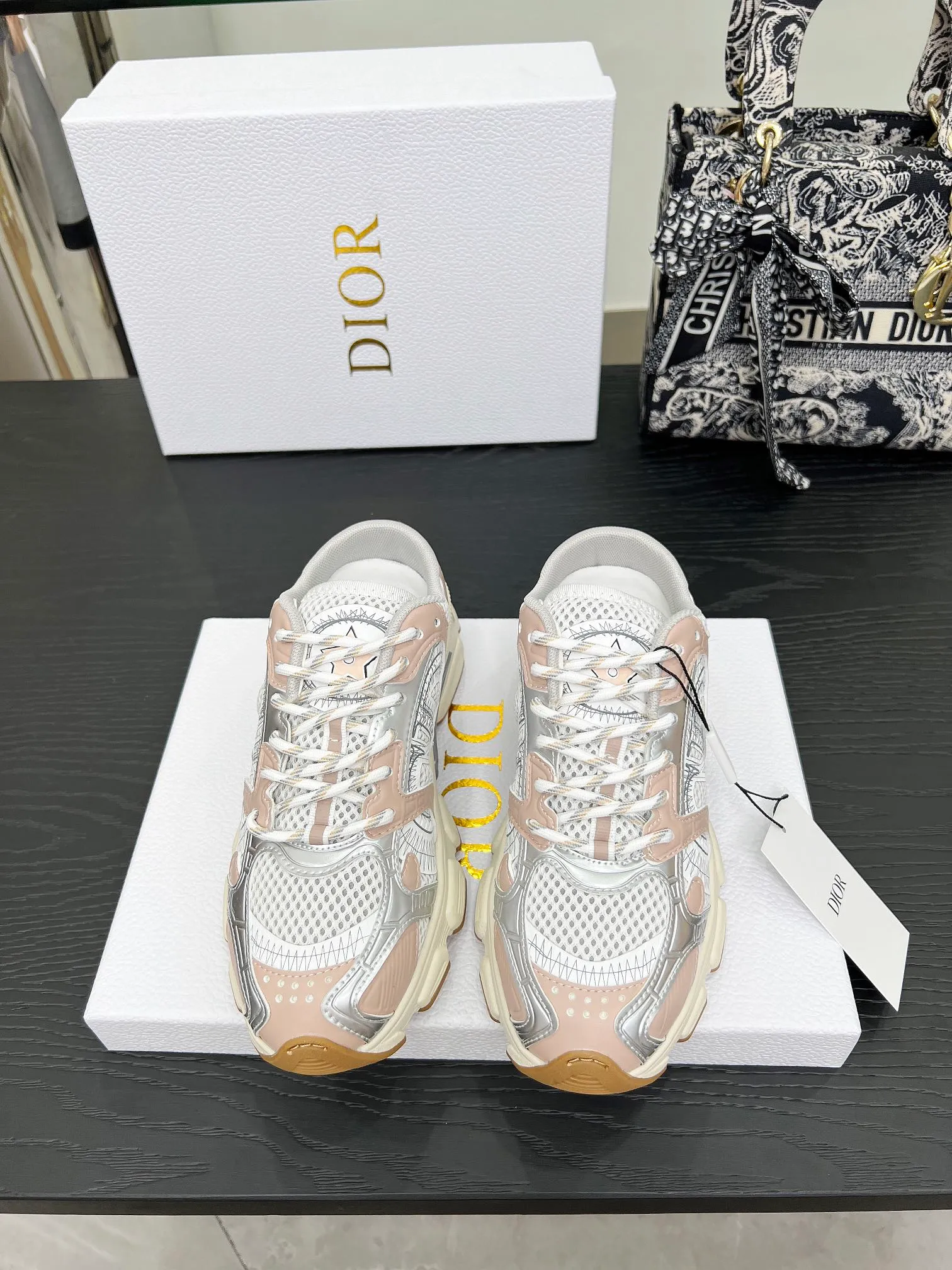 p560🐮🐮This Dior Chrono sports half slipper reinterprets running shoes with Dior's haute couture style. Gray mesh fabric is paired with tonal suede calfskin panels, the CD logo on the side, the star patch on the tongue and the Dior logo on the heel, all in classic fine detail. Featuring two-tone laces and a lightweight sole with star graphics, they can be worn year-round. Size: Women’s size 35-41 (35/42 can be customized) Men’s size 40-46 (men’s version is being printed) Color: 12 colors available